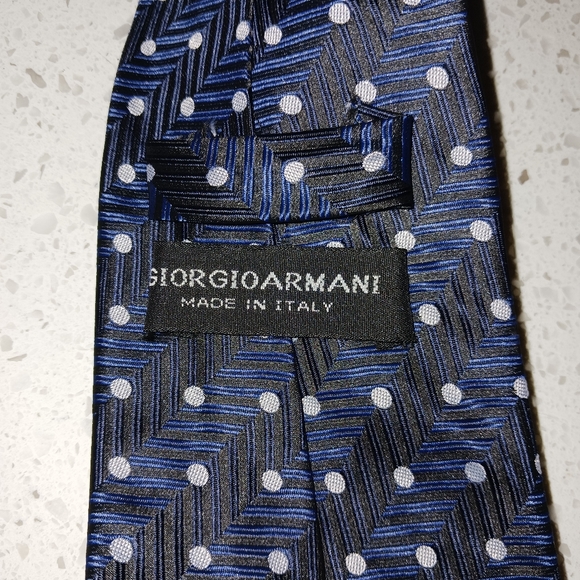Giorgio Armani Tie Set includes cufflinks and pocket hankie - 100% silk - Picture 6 of 9